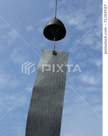 Breeze and wind chimes 71264587