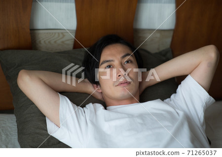 男子躺在床上 71265037