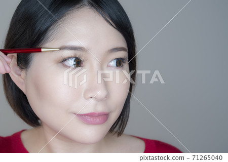 Young women's eye makeup up 71265040