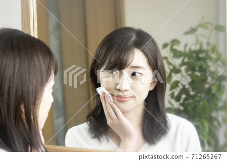 看著鏡子時穿上乳液的女人 看著鏡子時穿上乳液的女人 71265267