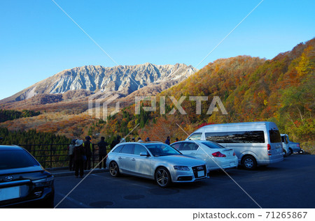 秋葉季節的奧山(Oku Oyama)...鳥取縣的奧山卡卡克山口(天氣晴朗) 秋葉季節的奧山(Oku Oyama)...鳥取縣的奧山卡卡克山口(天氣晴朗) 71265867
