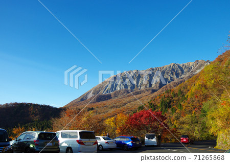 秋葉季節的奧山（Oku Oyama）...鳥取縣的奧山卡卡克山口（天氣晴朗） 71265868