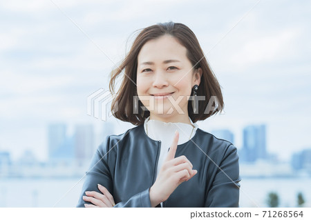 指著手指的女人 指著手指的女人 71268564