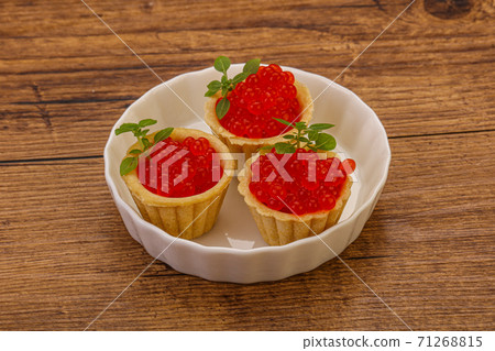 Apetizer - tartlet with red caviar 71268815