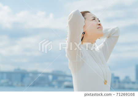 一個用雙手修剪頭髮的女人 一個用雙手修剪頭髮的女人 71269108
