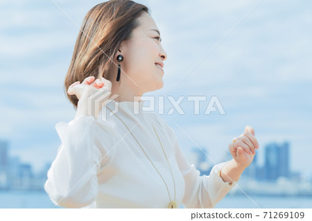 一個用雙手修剪頭髮的女人 一個用雙手修剪頭髮的女人 71269109