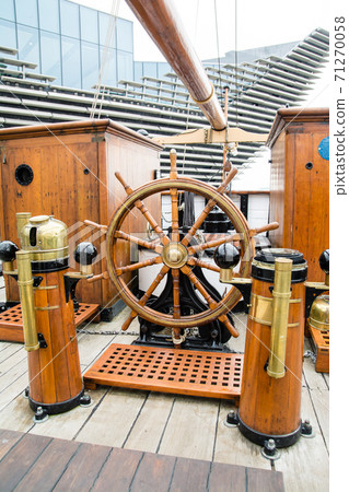 The steering wheel of the Discovery of a sailing ship stored in the suburb of Scotland, Dundee. The steering wheel of the Discovery of a sailing ship stored in the suburb of Scotland, Dundee. 71270058