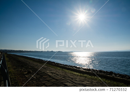 在愛丁堡郊區，燦爛的陽光在晴朗的天空中照耀，並反射在海面 71270332