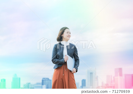 在戶外帶筆記本電腦的女人 71270939