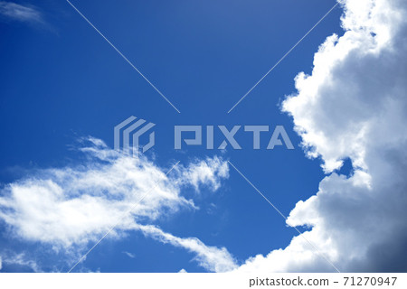 Blue sky and white clouds 71270947