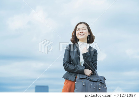 一個穿著休閒的女商人通勤微笑 一個穿著休閒的女商人通勤微笑 71271087