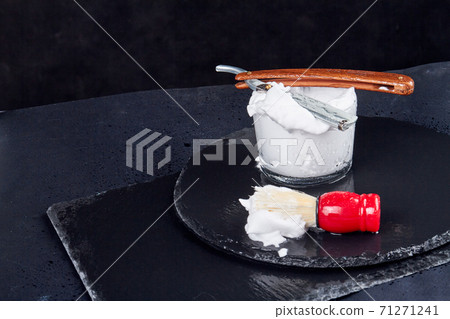 Shaving grooming kit. 71271241