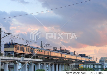 黃昏時分，由EF64-37號機車牽引的信州仙后座號列車穿越武藏野線馬橋支線_照片拍攝於2020年10月24日 71271860