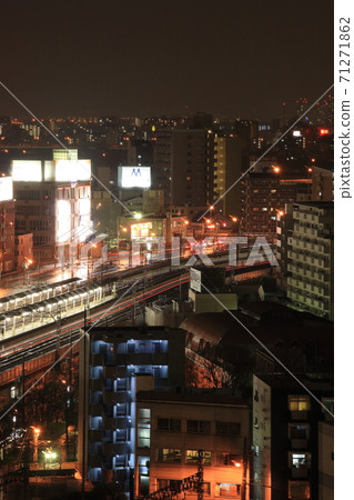 大阪摩天大樓的夜景（中津） 71271862