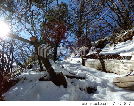 Snowy mountain path Snowy mountain path 71271867