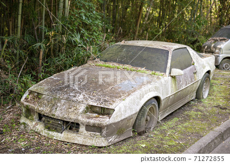 Car abandoned in the mountains 71272855