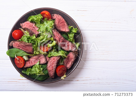Salad with grilled beef medium roast 71273373