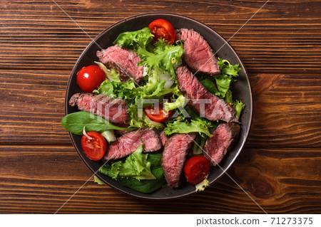 Salad with grilled beef medium roast 71273375