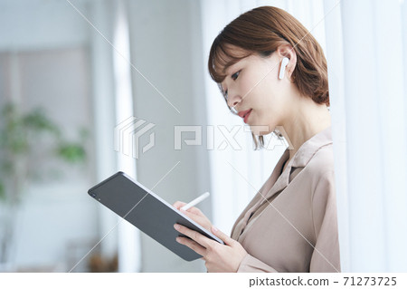 創作者服裝品牌設計師時尚自由撰稿人職業女性 創作者服裝品牌設計師時尚自由撰稿人職業女性 71273725