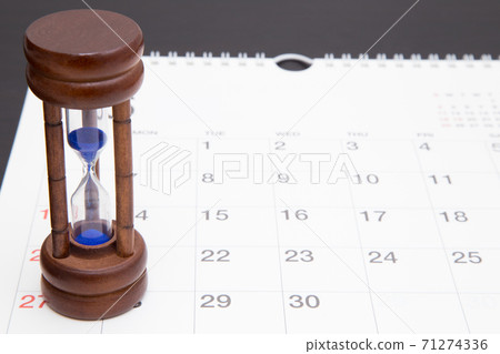Hourglass and calendar　 71274336