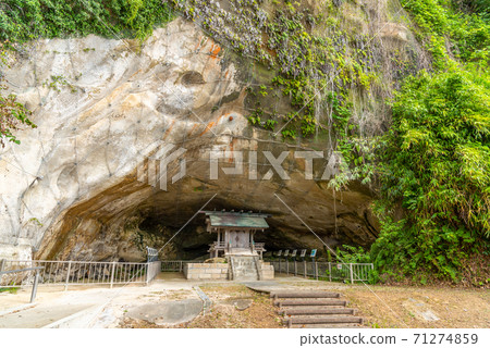 Himi City, Toyama Prefecture Hyakuzansha Ozakai Cave Dwelling Site 71274859