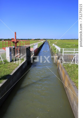 Aqueduct for agriculture (Naganuma Town, Hokkaido) 71275015
