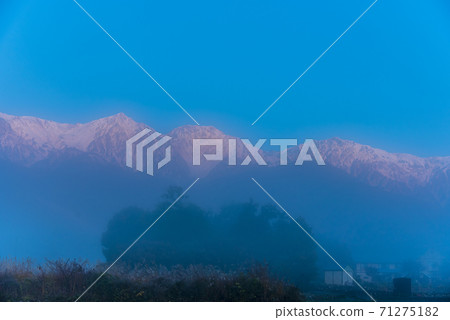 朝霧白馬山脈 71275182