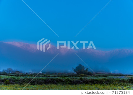 朝霧白馬山脈 71275184