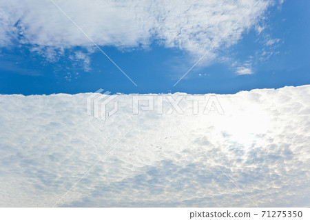 Cirrocumulus in the autumn sky Cirrocumulus in the autumn sky 71275350