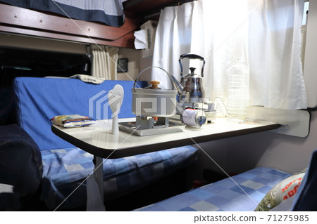 露營者在車上的夜晚，煮熟的米飯 71275985