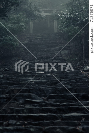 在陰霾中的聖所石階和鳥居 在陰霾中的聖所石階和鳥居 71276071