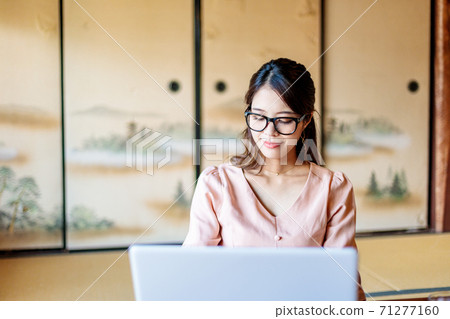 A woman who lives in the country and works using a computer 71277160