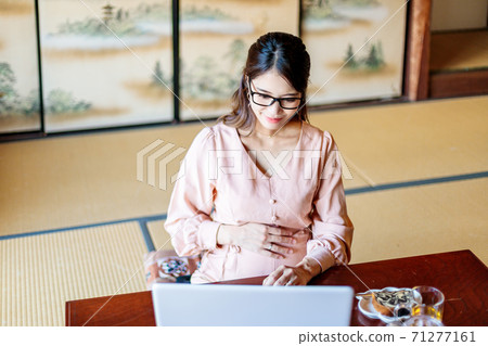 A woman who lives in the country and works using a computer 71277161