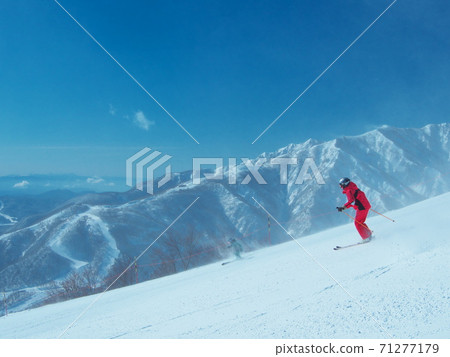 Hakuba Happoone Ski Resort, overlooking the distant ridge from the snowstorm-smoky Usagidaira slope 71277179