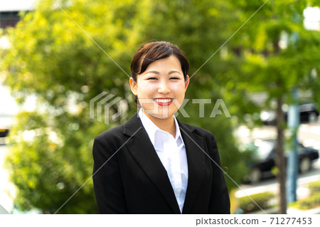 Young female employees walking in the business district / women doing job hunting Young female employees walking in the business district / women doing job hunting 71277453