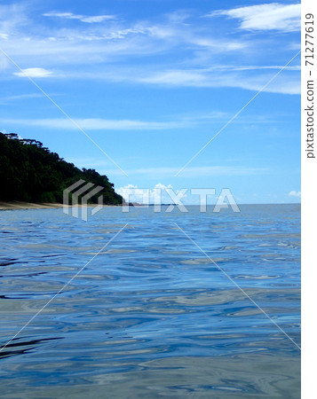 大崎海灘上的漣漪繪製的翡翠藍色圖案 71277619