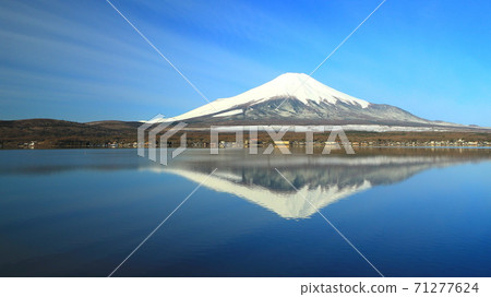 早春富士山中湖的山中湖倒掛美景（水上樂園） 71277624