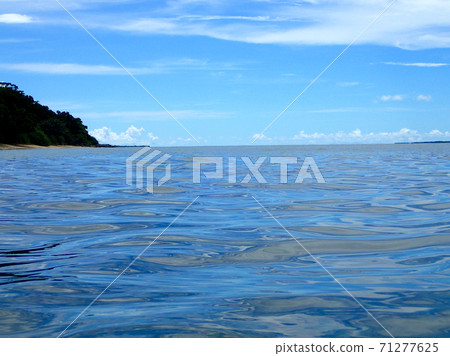 大崎海灘上的漣漪繪製的翡翠藍色圖案 71277625