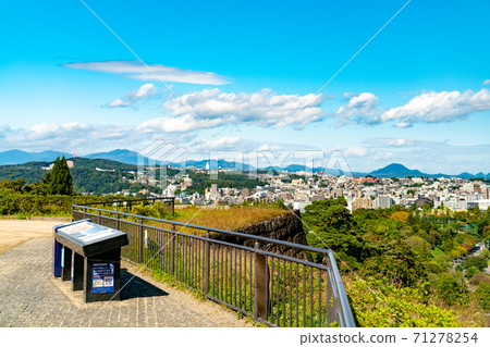 青葉青葉城遺址和仙台市在蔚藍的天空 71278254