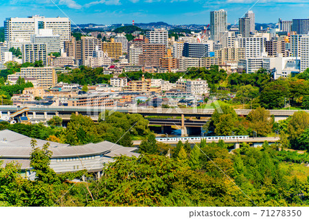 青葉青葉城遺址和仙台市在蔚藍的天空 青葉青葉城遺址和仙台市在蔚藍的天空 71278350