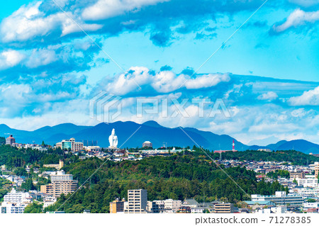 青葉青葉城遺址和仙台市在蔚藍的天空 青葉青葉城遺址和仙台市在蔚藍的天空 71278385