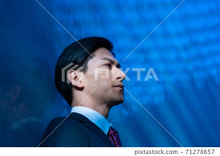 一個穿著一套西裝的男人的肖像破產 一個穿著一套西裝的男人的肖像破產 71278657