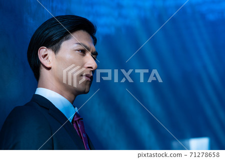 一個穿著一套西裝的男人的肖像破產 一個穿著一套西裝的男人的肖像破產 71278658