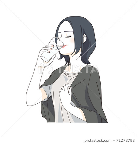 Woman in her 40s drinking a drink 71278798