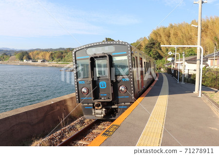 Yc1 diesel car departing from Chiwata Station on the Omura Line, Nagasaki Prefecture, near the sea Yc1 diesel car departing from Chiwata Station on the Omura Line, Nagasaki Prefecture, near the sea 71278911