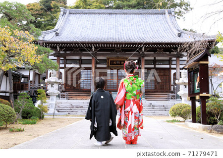 7歲和5歲的姐姐和弟弟，可愛的753位人物，外景拍攝 71279471