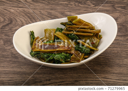 Vagan cuisine with roasted green bean Vagan cuisine with roasted green bean 71279965