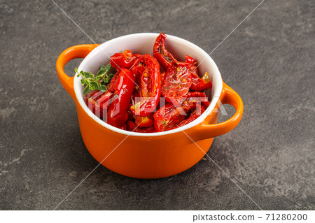 Sun-dried tomato in olive oil Sun-dried tomato in olive oil 71280200
