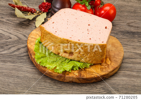 Homemade baked traditional meat loaf 71280205