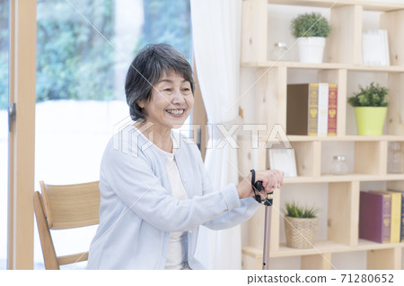 有藤莖的資深婦女 71280652